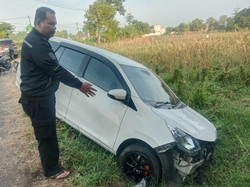 Apes, Perampok Panik Tinggalkan Mobil Jarahan yang Terperosok Parit