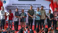 Momen AHY-Ara Serahkan Kunci Rusun Rawa Buaya ke Warga Kolong Tol Angke