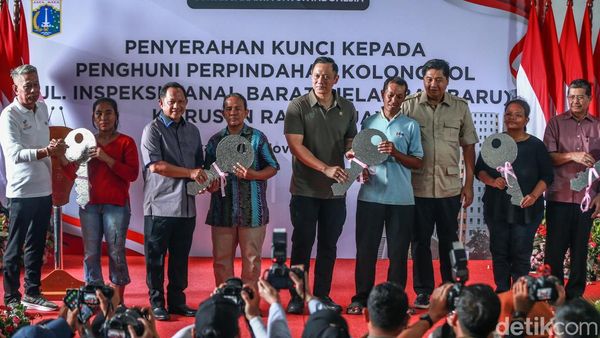 Momen AHY-Ara Serahkan Kunci Rusun Rawa Buaya ke Warga Kolong Tol Angke