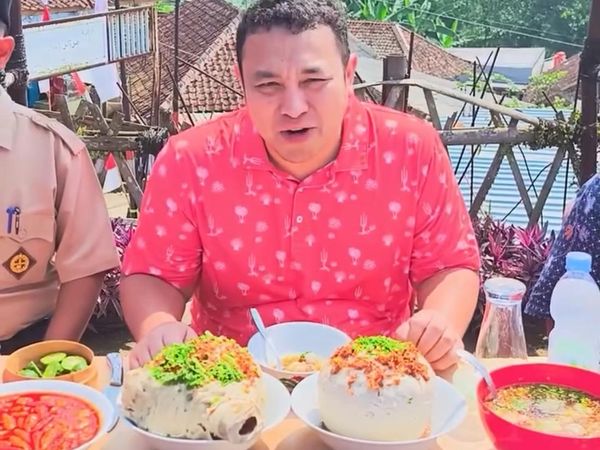 Gilang Dirga Sarapan Kupat Tahu dan Jajan Bakso di Bandung Barat