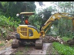 Alat Berat Diturunkan Bersihkan Tanah Longsor di Malang Selatan