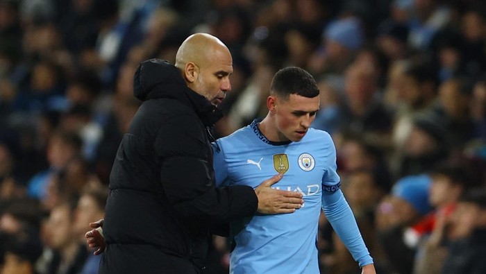 Soccer Football - Champions League - Manchester City v Feyenoord - Etihad Stadium, Manchester, Britain - November 26, 2024 Manchester Citys Phil Foden with manager Pep Guardiola after being substituted REUTERS/Molly Darlington
