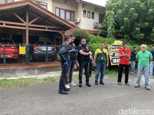 Polisi Gelar Olah TKP ABG Bunuh Ayah-Nenek di Cilandak