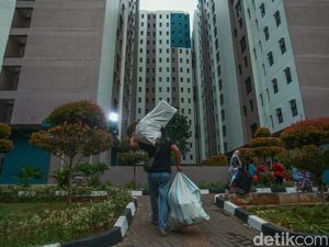 Cerita Warga Kolong Jembatan: 15 Tahun Hidup di Rumah Gubuk Kini Pindah ke Rusun Cerita Warga Kolong Jembatan: 15 Tahun Hidup di Rumah Gubuk Kini Pindah ke Rusun