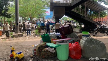 Kolong Tol Angke: Kisah Tiga Generasi yang Bertahan Hidup di Bawah Bayang-bayang Beton