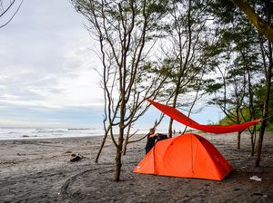 Sensasi Kemah di Pantai Selatan Jawa Barat