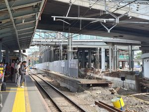 Stasiun KA Tanah Abang Diperluas, Warga Harap Proyek Cepat Rampung