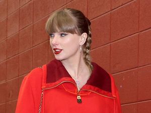 Gaya Bucin Taylor Swift, Pakai Kalung Angka 87 untuk Dukung Pacar Tanding Gaya Bucin Taylor Swift, Pakai Kalung Angka 87 untuk Dukung Pacar Tanding