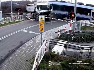 Momen Truk di Polandia Tertabrak Kereta Api gegara Terjebak Palang Perlintasan Momen Truk di Polandia Tertabrak Kereta Api gegara Terjebak Palang Perlintasan