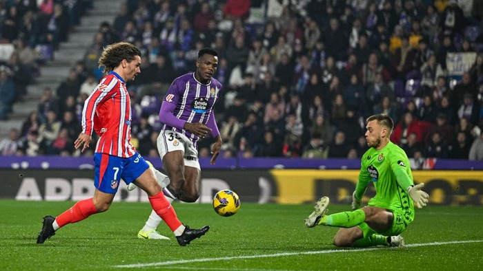 VALLADOLID, SPAIN - NOVEMBER 30: Antoine Griezmann of Atletico de Madrid scores his teams fourth goal during the LaLiga match between Real Valladolid CF and Atletico de Madrid at Jose Zorrilla on November 30, 2024 in Valladolid, Spain. (Photo by Octavio Passos/Getty Images)