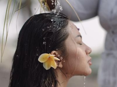 7 Foto Ariel Tatum Jalani Melukat di Bali, Pesonanya Bikin Salfok