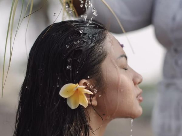 7 Foto Ariel Tatum Jalani Melukat di Bali, Pesonanya Bikin Salfok