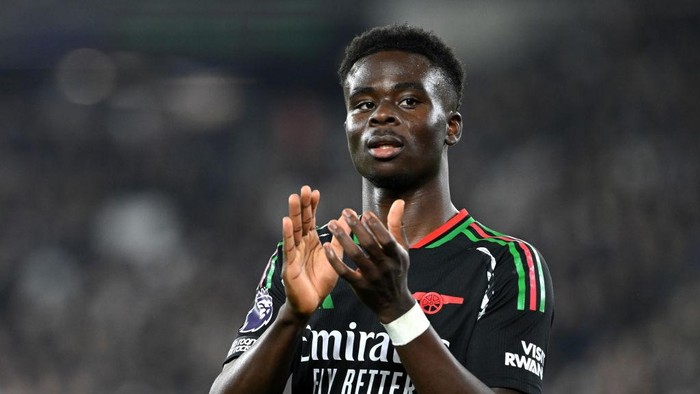 LONDON, ENGLAND - NOVEMBER 30: Bukayo Saka of Arsenal applauds the fans during the Premier League match between West Ham United FC and Arsenal FC at London Stadium on November 30, 2024 in London, England. (Photo by Stuart MacFarlane/Arsenal FC via Getty Images)