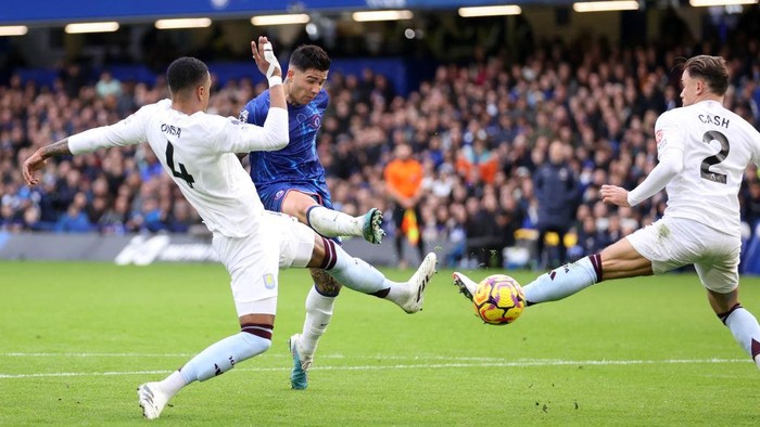LONDON, ENGLAND - DECEMBER 01: Enzo Fernandez of Chelsea scores his teams second goal during the Premier League match between Chelsea FC and Aston Villa FC at Stamford Bridge on December 01, 2024 in London, England. (Photo by Julian Finney/Getty Images)