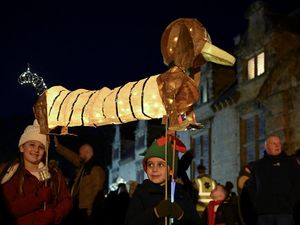 Meriah! Parade Lentera di Bolsover Inggris Meriah! Parade Lentera di Bolsover Inggris