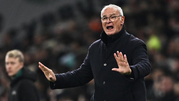 Soccer Football - Europa League - Tottenham Hotspur v AS Roma - Tottenham Hotspur Stadium, London, Britain - November 28, 2024 AS Roma coach Claudio Ranieri reacts REUTERS/Dylan Martinez