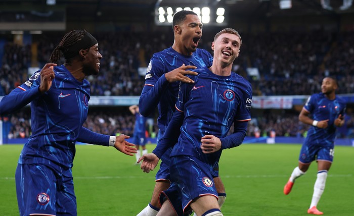 LONDON, ENGLAND - DECEMBER 01: Cole Palmer of Chelsea celebrates scoring his team's third goal with Noni Madueke and Levi Colwill during the Premier League match between Chelsea FC and Aston Villa FC at Stamford Bridge on December 01, 2024 in London, England. (Photo by Ryan Pierse/Getty Images)