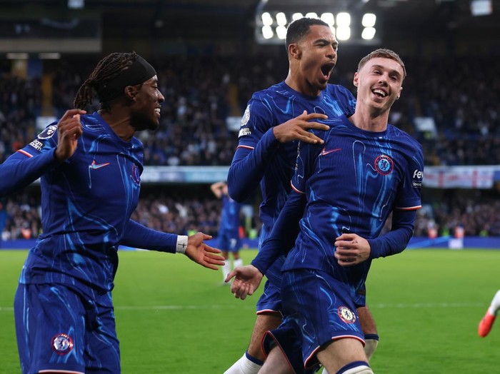 LONDON, ENGLAND - DECEMBER 01: Cole Palmer of Chelsea celebrates scoring his team's third goal with Noni Madueke and Levi Colwill during the Premier League match between Chelsea FC and Aston Villa FC at Stamford Bridge on December 01, 2024 in London, England. (Photo by Ryan Pierse/Getty Images)
