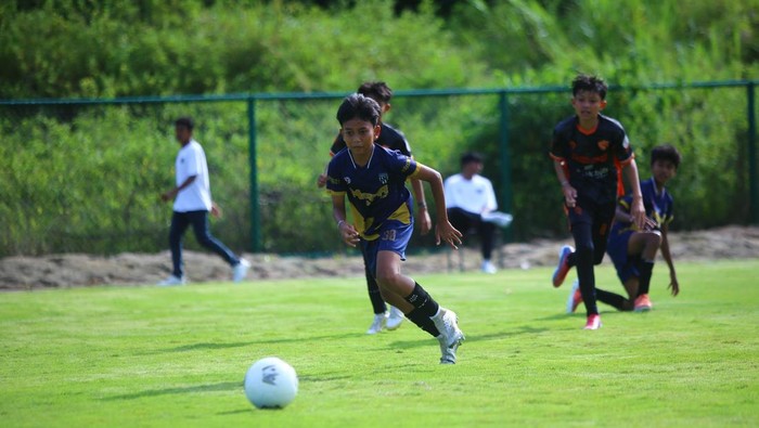 Dewa United tidak cuma fokus dengan sepakbola di level atas. Direktur Akademi Dewa United, Firman Utina, mengatakan bahwa klub juga terkonsentrasi ke akar rumput.
