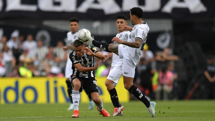 BUENOS AIRES, ARGENTINA - NOVEMBER 30: Gregore of Botafogo fouls Fausto Vera of Atletico Mineiro during the Copa CONMEBOL Libertadores 2024 Final between Atletico Mineiro and Botafogo at Estadio Más Monumental Antonio Vespucio Liberti on November 30, 2024 in Buenos Aires, Argentina. (Photo by Marcelo Endelli/Getty Images)
