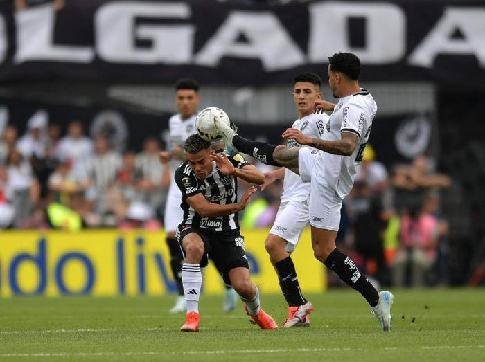 BUENOS AIRES, ARGENTINA - NOVEMBER 30: Gregore of Botafogo fouls Fausto Vera of Atletico Mineiro during the Copa CONMEBOL Libertadores 2024 Final between Atletico Mineiro and Botafogo at Estadio Más Monumental Antonio Vespucio Liberti on November 30, 2024 in Buenos Aires, Argentina. (Photo by Marcelo Endelli/Getty Images)