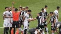 Wasit Facundo Tello mengacungkan kartu merah bagi Gregore, membuat Botafogo sudah harus main 10 orang sedari menit awal. Foto: AP/Natacha Pisarenko