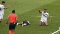 Momen saat laga baru berjalan 1,5 menit itu sontak bikin Vera terkapar dan setelah itu harus dapat perawatan beberapa saat. Gregore pun tahu dirinya dalam masalah, dengan mata wasit pun tertuju kepada dirinya. Foto: AP/Natacha Pisarenko