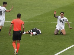 Momen saat laga baru berjalan 1,5 menit itu sontak bikin Vera terkapar dan setelah itu harus dapat perawatan beberapa saat. Gregore pun tahu dirinya dalam masalah, dengan mata wasit pun tertuju kepada dirinya. Foto: AP/Natacha Pisarenko