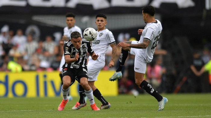  Gregore of Botafogo and Fausto Vera of Atletico Mineiro battle for the ball during the Copa CONMEBOL Libertadores 2024 Final between Atletico Mineiro and Botafogo at Estadio Más Monumental Antonio Vespucio Liberti on November 30, 2024 in Buenos Aires, Argentina. (Photo by Marcelo Endelli/Getty Images)