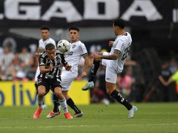 Ini adalah momen ketika Gregore-nya Botafogo hendak menjangkau bola, yang sebenarnya sudah mengarah jauh darinya. Kakinya siap melayang tinggi bak jurus kungfu. Foto: Getty Images/Marcelo Endelli