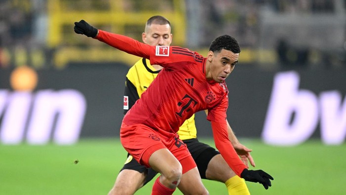 DORTMUND, GERMANY - NOVEMBER 30: Jamal Musiala of Bayern Munich controls the ball whilst under pressure from Waldemar Anton of Borussia Dortmund during the Bundesliga match between Borussia Dortmund and FC Bayern München at Signal Iduna Park on November 30, 2024 in Dortmund, Germany. (Photo by Stuart Franklin/Getty Images)