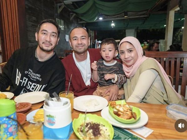 Jeje Govinda Suka Jajan Seblak dan Doyan Jajanan Tradisional