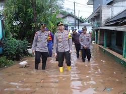 Tinjau Banjir Secara Langsung, Kapolres Malang Salurkan Bantuan ke Korban