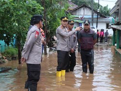 Kapolres Malang Tinjau Banjir, Beri Bantuan Makanan-Logistik untuk Korban