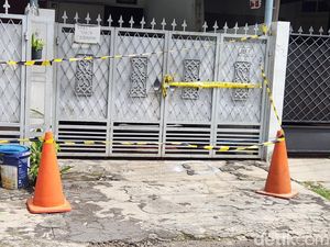 Polisi Amankan CCTV-Pisau Dapur di Lokasi ABG Bunuh Ayah-Nenek di Jaksel Polisi Amankan CCTV-Pisau Dapur di Lokasi ABG Bunuh Ayah-Nenek di Jaksel