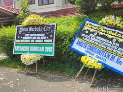 Karangan Bunga Dukacita Berjejer di TKP Pembunuhan Ayah-Nenek di Cilandak