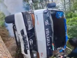 Bus Terguling Tewaskan 1 Orang di Puncak, Polisi: Sopir Tak Kuasai Jalan