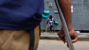 Penyandang Disabilitas Beradu Cepat di Kejuaraan Panjat Tebing