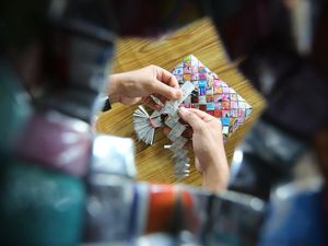 Mengubah Sampah Plastik Bekas Jadi Barang Ciamik