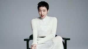 7 Gaya Kim Go Eun Pemotretan dengan Rambut Cepak untuk Drakor Terbaru