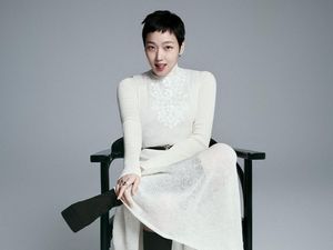 7 Gaya Kim Go Eun Pemotretan dengan Rambut Cepak untuk Drakor Terbaru 7 Gaya Kim Go Eun Pemotretan dengan Rambut Cepak untuk Drakor Terbaru