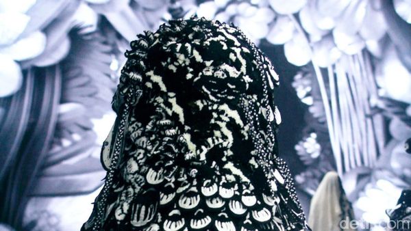 10 Koleksi Sejauh Mata Memandang x Eko Nugroho, Hadirkan Kritik Sosial