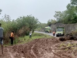 Longsor di Lembata Hambat Akses Lewoleba-Kedang