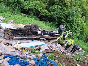 Truk Hantam Warmindo Lalu Nyungsep ke Ladang di Jalan Tembus Tawangmangu