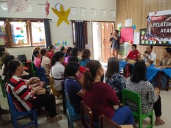 Puluhan Ibu-ibu di Kesiman Kertalangu Dilatih Bikin Ayam Betutu