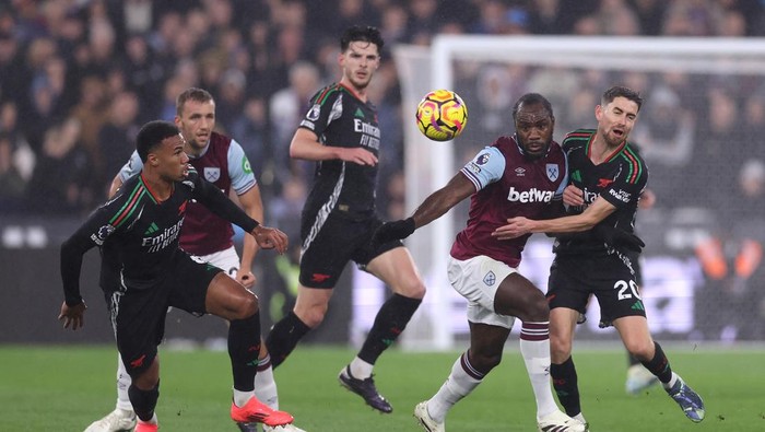 LONDON, ENGLAND - NOVEMBER 30: Michail Antonio of West Ham United breaks past Jorginho of Arsenal during the Premier League match between West Ham United FC and Arsenal FC at London Stadium on November 30, 2024 in London, England. (Photo by Julian Finney/Getty Images)