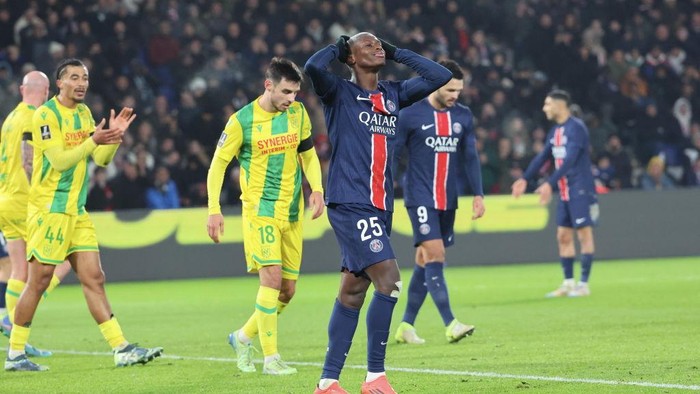 PARIS, FRANCE - NOVEMBER 30: Nuno Mendes #25 of Paris Saint-Germain is dissapointed during the Ligue 1 McDonalds match between Paris Saint-Germain and FC Nantes at Parc des Princes on November 30, 2024 in Paris, France. (Photo by Xavier Laine/Getty Images)