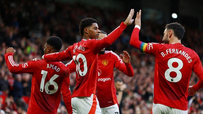 Soccer Football - Premier League - Manchester United v Everton - Old Trafford, Manchester, Britain - December 1, 2024  Manchester Uniteds Marcus Rashford celebrates scoring their third goal with Bruno Fernandes and teammates REUTERS/Molly Darlington EDITORIAL USE ONLY. NO USE WITH UNAUTHORIZED AUDIO, VIDEO, DATA, FIXTURE LISTS, CLUB/LEAGUE LOGOS OR LIVE SERVICES. ONLINE IN-MATCH USE LIMITED TO 120 IMAGES, NO VIDEO EMULATION. NO USE IN BETTING, GAMES OR SINGLE CLUB/LEAGUE/PLAYER PUBLICATIONS. PLEASE CONTACT YOUR ACCOUNT REPRESENTATIVE FOR FURTHER DETAILS..     TPX IMAGES OF THE DAY