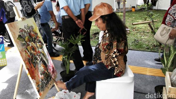 Melihat Aksi Penyandang Disabilitas Melukis