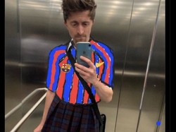 Robert Lewandowski-nya Barca kena ledek di meme ini akibat tidak kuasa menghindarkan timnya dari kekalahan. Foto: dok. Internet/X (Twitter)